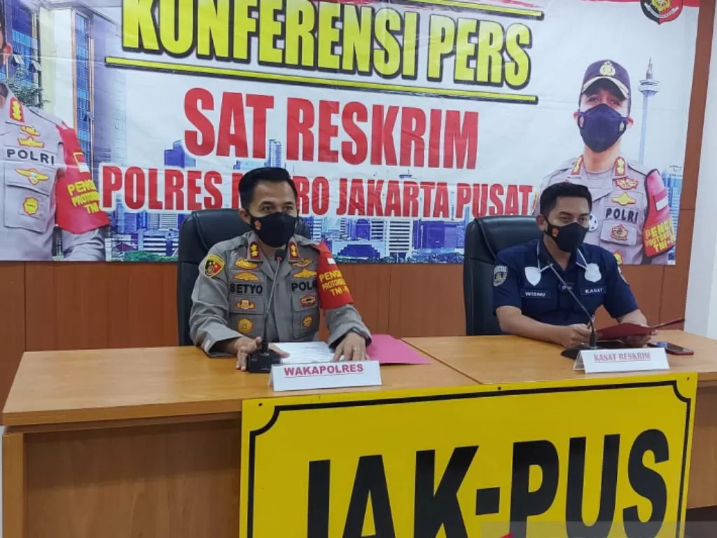 Wakapolres Metro Jakarta Pusat AKBP Setyo Koes Heriyanto (kiri) dalam konferensi pers di Polres Metro Jakarta Pusat, Kemayoran, Senin (13/9/2021). (ANTARA/Mentari Dwi Gayati)