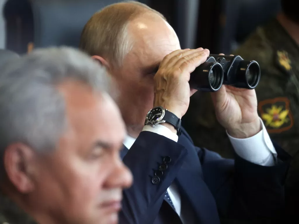 Vladimir Putin mengawasi latihan militer. (REUTERS/SPUTNIK)