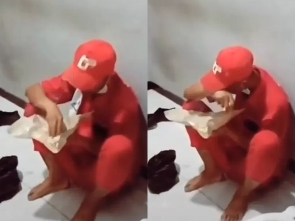 Petugas SPBU sedang istirahat makan nasi putih tanpa lauk viral di media sosial (Tangkapan layar/TikTok)
