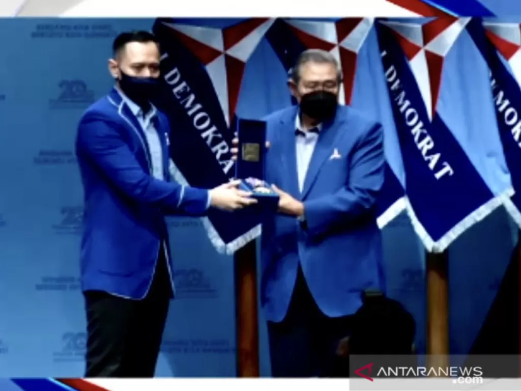 Ketua Umum DPP Partai Demokrat, Agus Harimurti Yudhoyono (kiri), memberi Penghargaan Capaian Seumur Hidup kepada Ketua Majelis Tinggi Partai Demokrat, Susilo Bambang Yudhoyono (kanan) (ANTARA/Genta T Mawangi)
