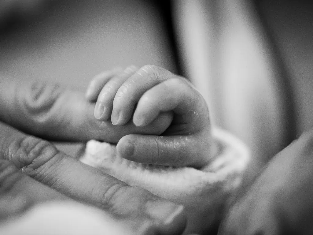Tangan seorang bayi yang baru saja lahir. (photo/Ilustrasi/Pexels/Pixabay)