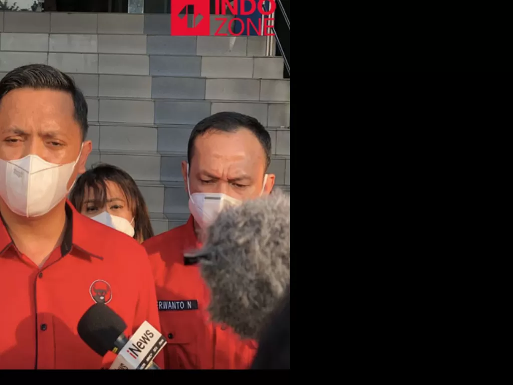 Wakil Ketua DPD PDIP Jakarta Ronny Talapessy di Polda Metro usai laporkan Hersubeno Arief. (INDOZONE/Samsudhuha Wildansyah)