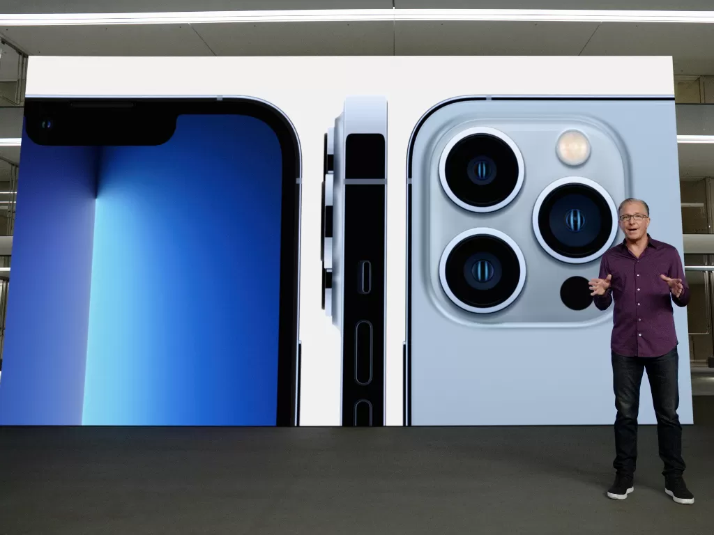 Wakil Presiden Senior Pemasaran Seluruh Dunia Apple Greg Joswiak memperkenalkan iPhone terbaru (Apple Inc/Handout via REUTERS)