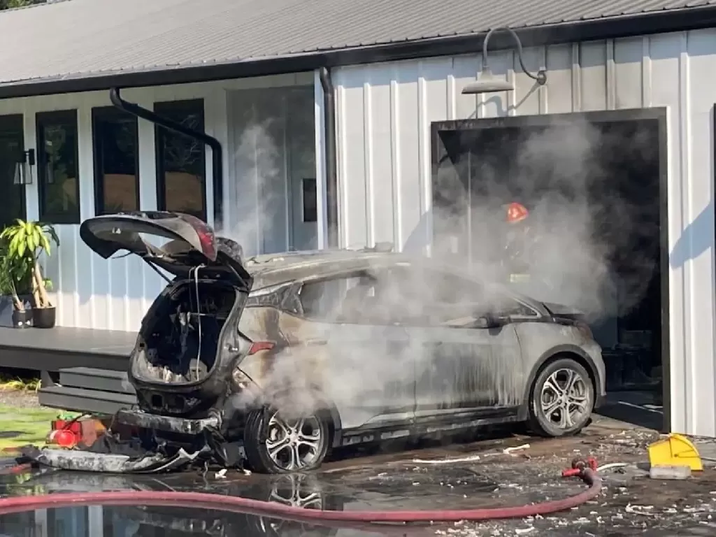 Mobil Chevy Bolt EV yang terbakar (photo/Facebook/Cherokee County Fire and Emergency Services)