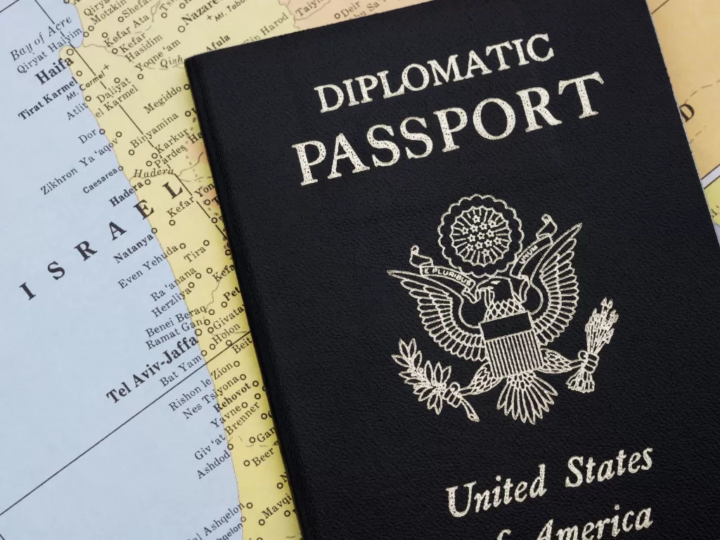 Ilustrasi paspor diplomatik (thoughtco)