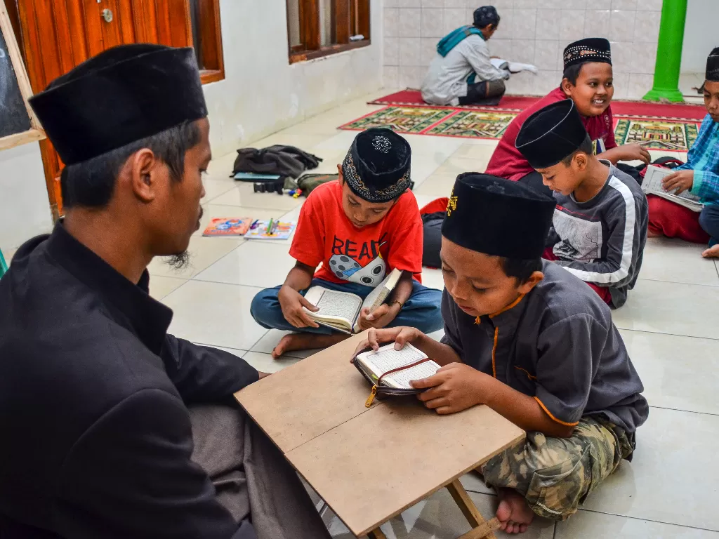 Sejumlah anak mengikuti Program Magrib Mengaji di Masjid. (Foto: ANTARA/Adeng Bustomi)