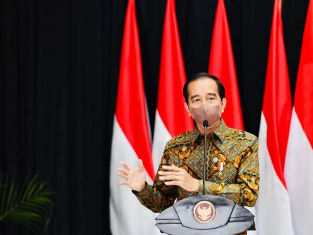 Presiden RI Jokowi berbicara pada Pertemuan Majelis Rektor Perguruan Tinggi Negeri Indonesia di Auditorium Fakultas Kedokteran Universitas Sebelas Maret, Surakarta, Senin (13/9/2021). (ANTARA/HO-Biro Pers Sekretariat Presiden/Rusman)