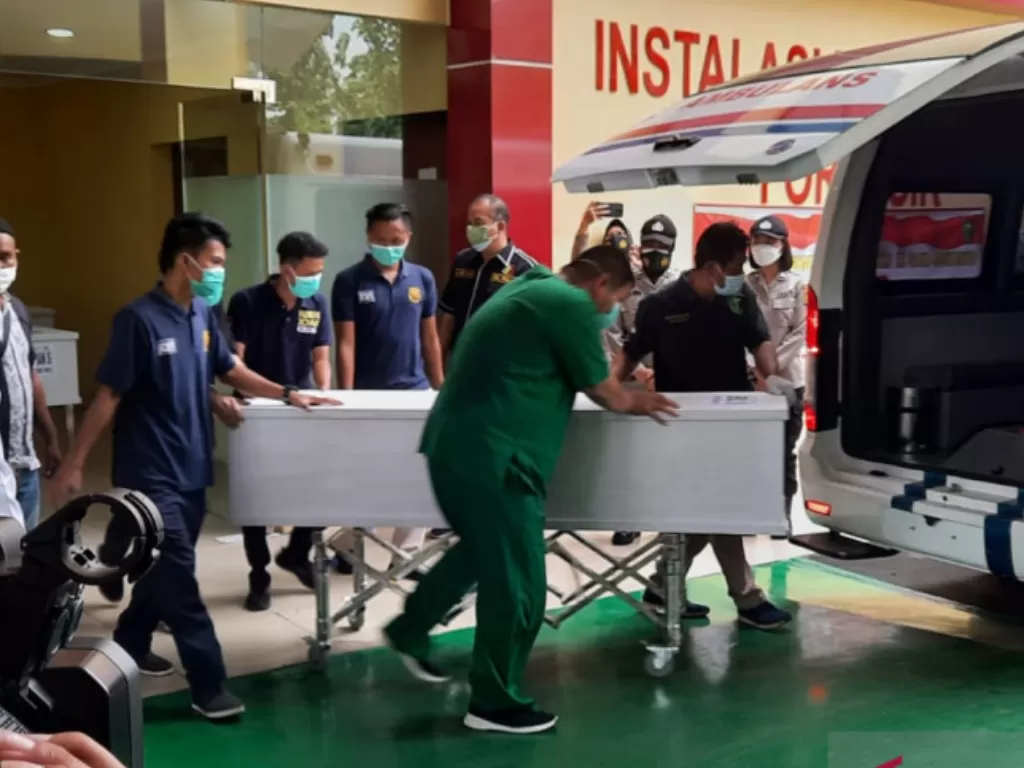 Petugas membawa jenazah I Wayan Tirta Utama ke mobil ambulans untuk diserahkan ke pihak keluarga. (ANTARA/Yogi Rachman)