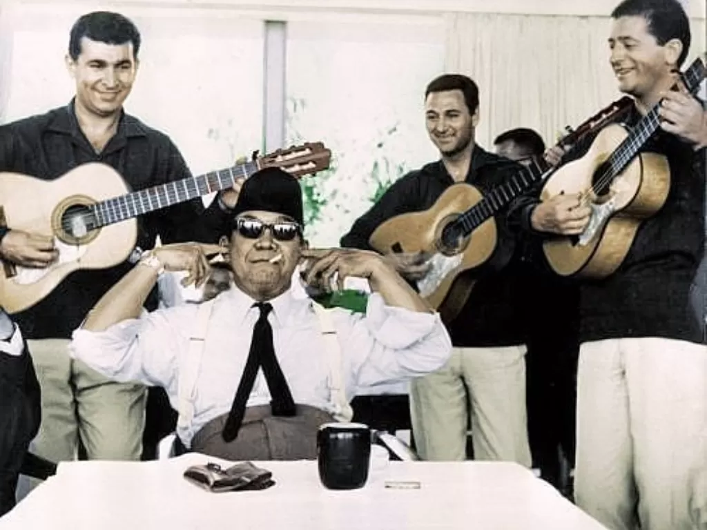 Bung Karno menutup telinga agar tidak dengar musik (Nationaal Archief / Spaarnestad Photo )