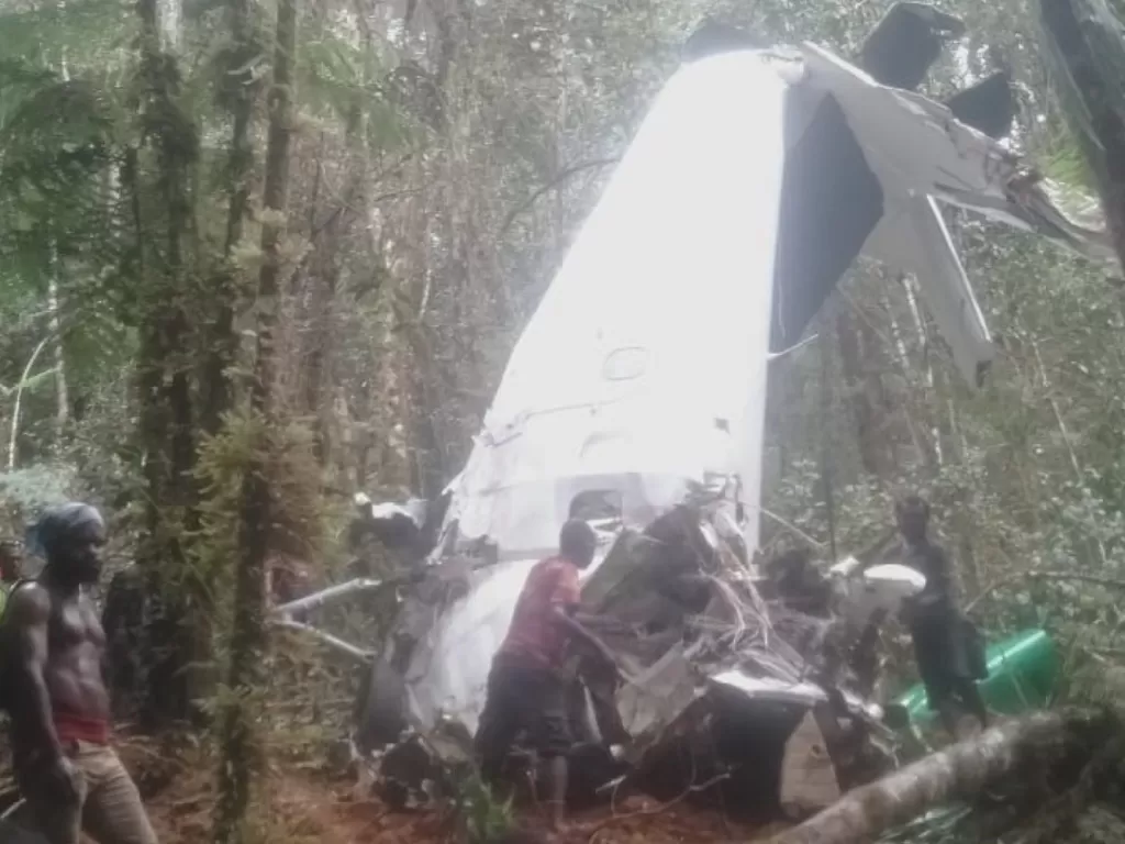 Tim SAR gabungan bersama warga berhasil tiba di lokasi jatuhnya pesawat Rimbun Air di ketinggian 2.400 meter, di Bilogai, Kabupaten Intan Jaya, Papua. (photo/ANTARA/HO)