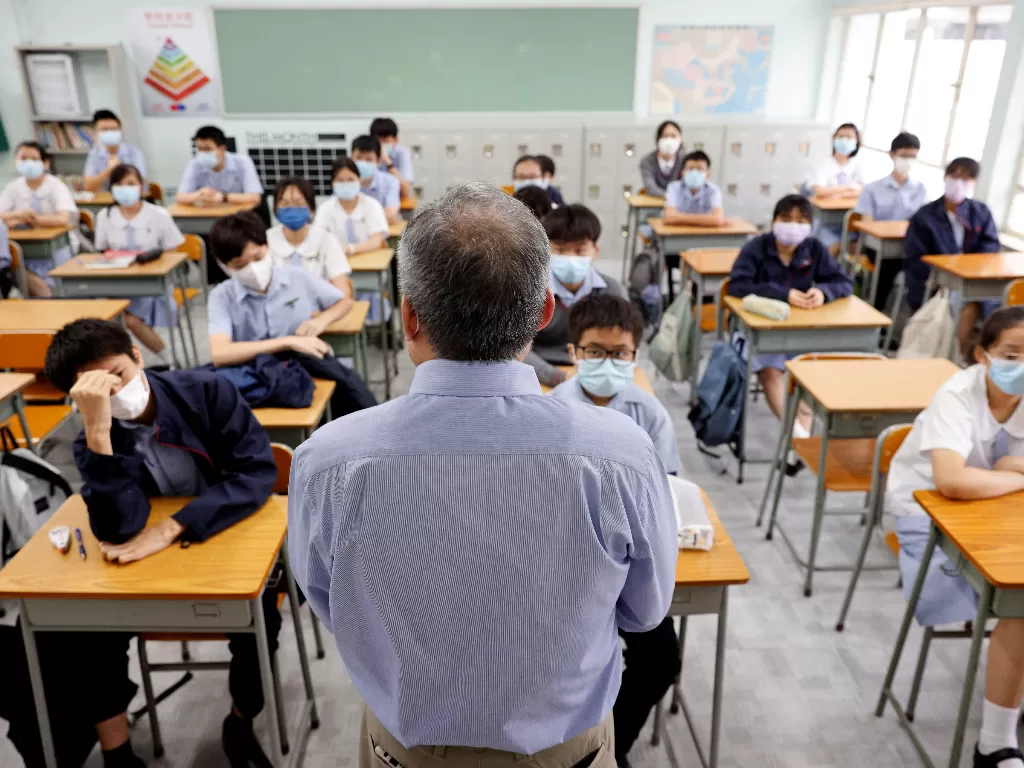 Guru saat mengajar di sekolah tatap muka di Hong Kong, China September 1, 2021. (photo/REUTERS/Tyrone Siu/ilustrasi)