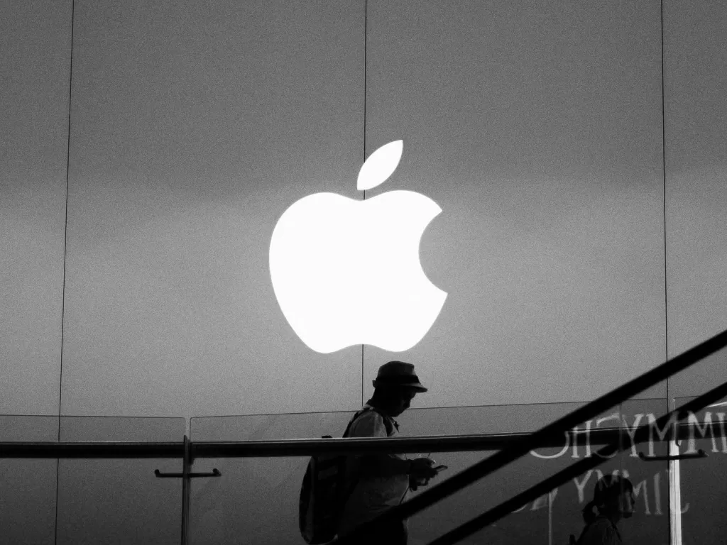 Tampilan logo Apple di salah satu toko offline-nya (photo/Unsplash/Alireza Khoddam)