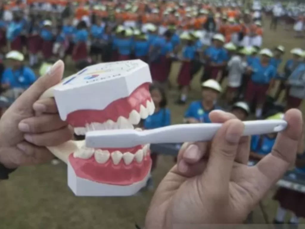 Ilustrasi: Instruktur memberi contoh cara menggosok gigi bagi siswa sekolah dasar dalam edukasi kesehatan mulut dan gigi di GOR Ngurah Rai Denpasar, Senin (31/7). (ANTARA FOTO/Nyoman Budhiana)