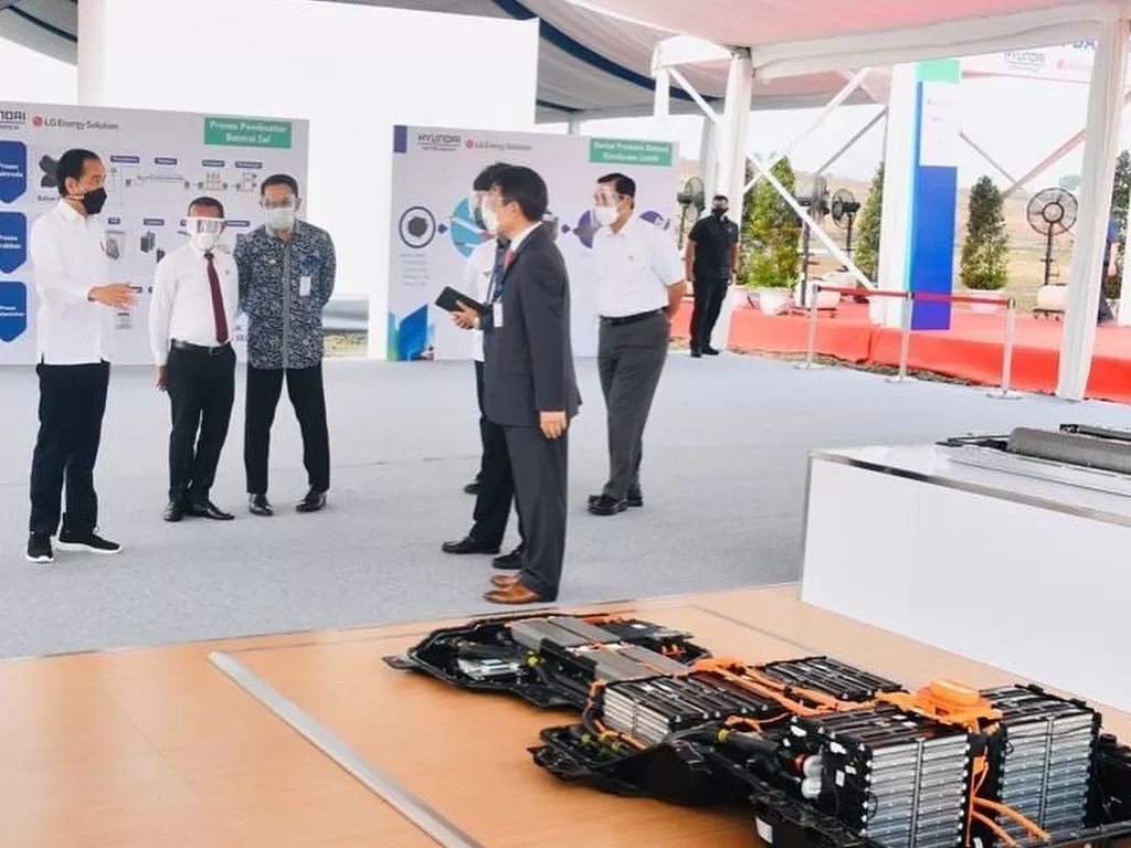 Ridwan Kamil bersama sejumlah pejabat saat  menyaksikan groundbreaking pembangunan pabrik baterai kendaraan listrik pertama di Indonesia. (Instagram/@ridwankamil)