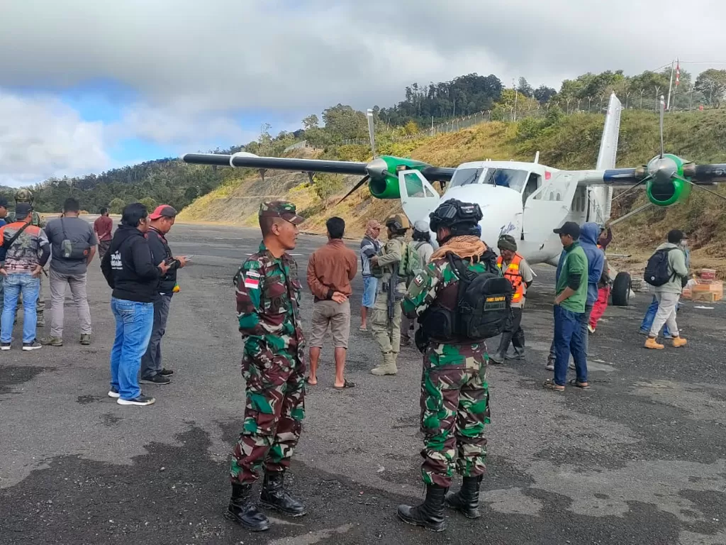 Sejumlah petugas gabungan bersiap melakukan evakuasi kecelakaan pesawat kargo Rimbun Air Cargo (ANTARA FOTO/Dok Humas Polda Papua/Handout/sgd/wsj.)