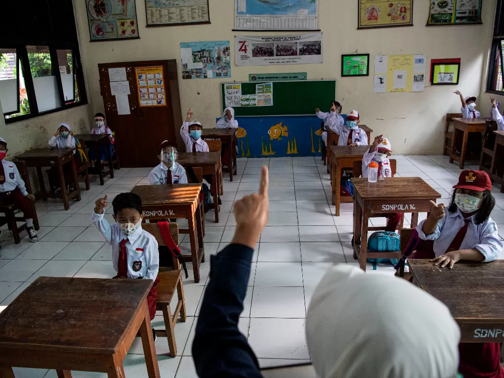 Sejumlah siswa mengikuti pembelajaran tatap muka di SDN Pondok Labu 14 Pagi, Jakarta Selatan, Senin (30/8/2021).(ANTARA FOTO/Sigid Kurniawan/foc.)