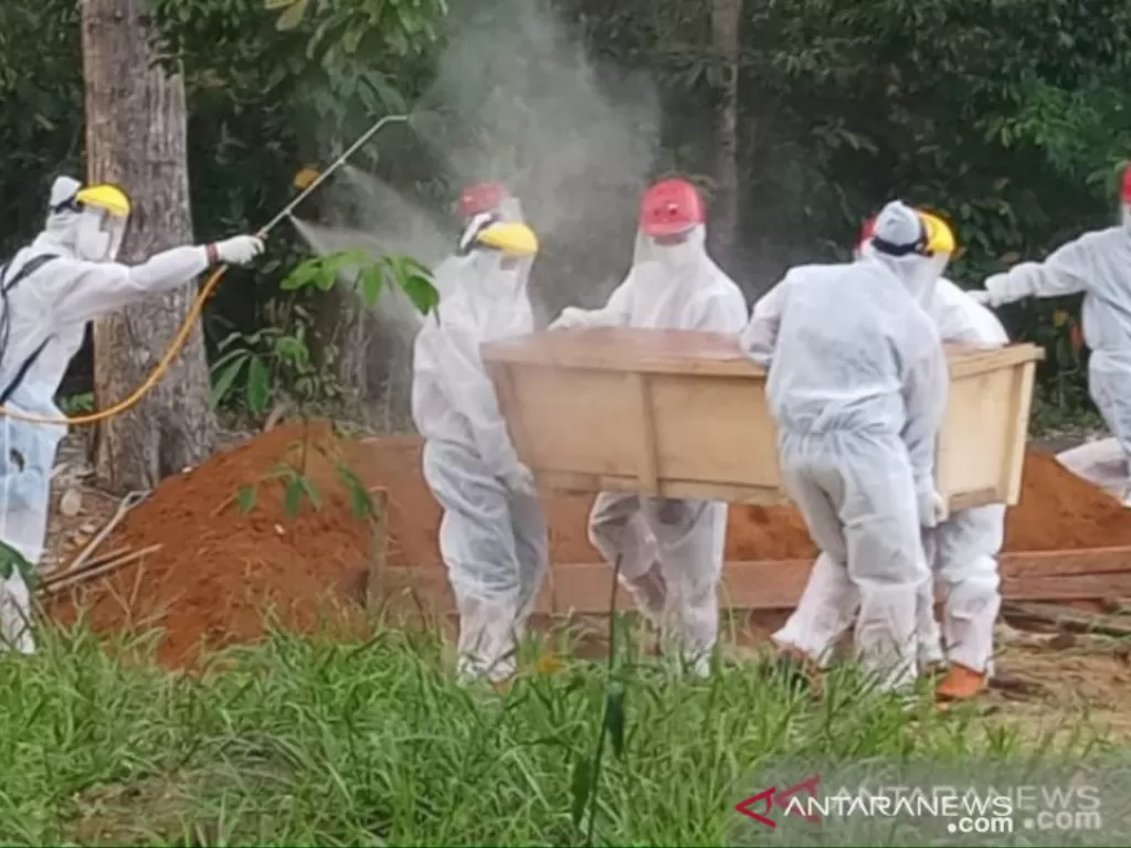 Satgas Penanganan Covid-19 Provinsi Kepulauan Bangka Belitung sedang memakamkan pasien Covid-19 yang meninggal dunia. (FOTO ANTARA/Aprionis)