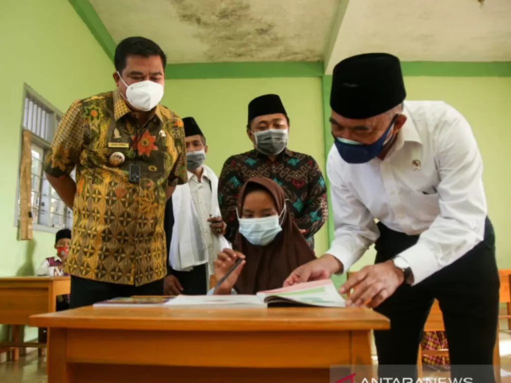 Menteri Koordinator Bidang Pembangunan Manusia dan Kebudayaan (Menko PMK) Muhadjir Effendy (kanan) meninjau pelaksanaan pembelajaran tatap muka di salah satu sekolah di Indonesia. (ANTARA/HO-Kemenko PMK)