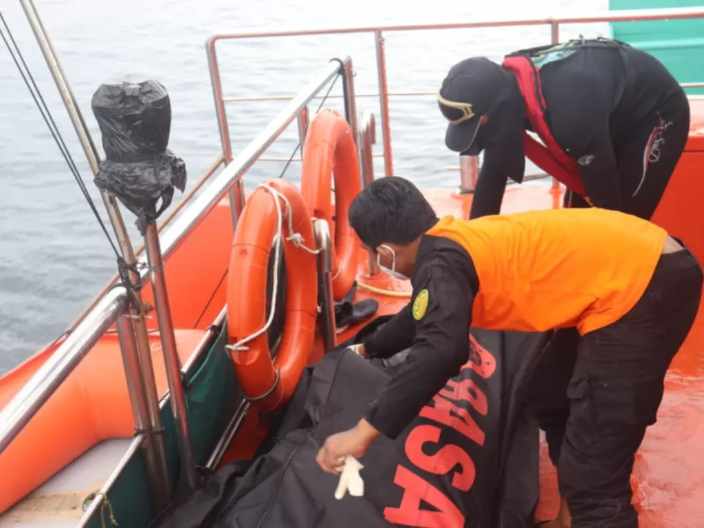 Tim Basarnas Sorong mengevakuasi jenazah Erwin Melmambesy, nelayan yang dilaporkan hilang di Perairan Misool Raja Ampat pada 10 September 2021 (Dok. Basarnas Sorong)