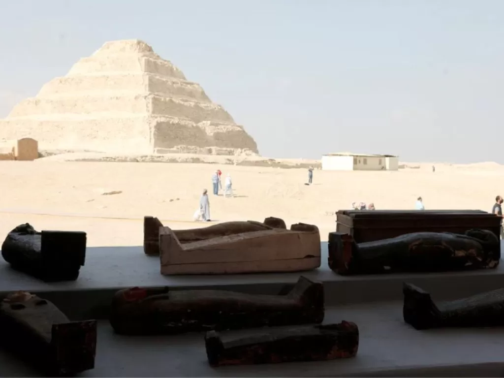 Sarkofagus yang berusia sekitar 2500 tahun, dari situs pemakaman yang baru ditemukan di dekat pekuburan Saqqara Mesir, terlihat selama presentasi di Giza, Mesir pada 14 November 2020. (photo/Dok. REUTERS via Asia One)