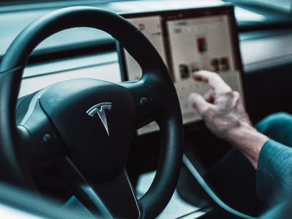 Tampilan interior mobil Tesla (photo/Unsplash/David von Diemar)