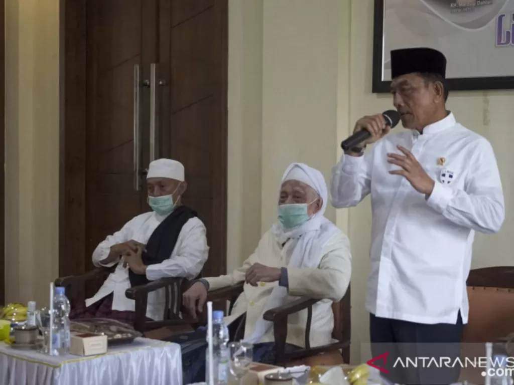  Kepala Staf Kepresidenan Moeldoko (kanan) berdiskusi tentang Ancaman Radikalisme, di Pondok Pesantren Lirboyo, Kediri, Jawa Timur, Kamis (16/9). (photo/ANTARA/HO-Kantor Staf Presiden)