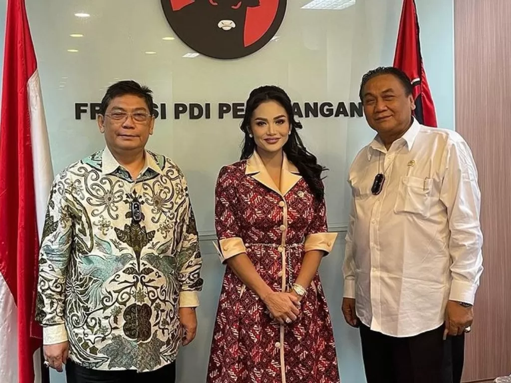Krisdayanti bersama Ketua Fraksi PDI Perjuangan DPR Utut Adianto dan Sekretaris Fraksi PDIP di DPR Bambang Wuryanto. (Instagram/krisdayantilemos)