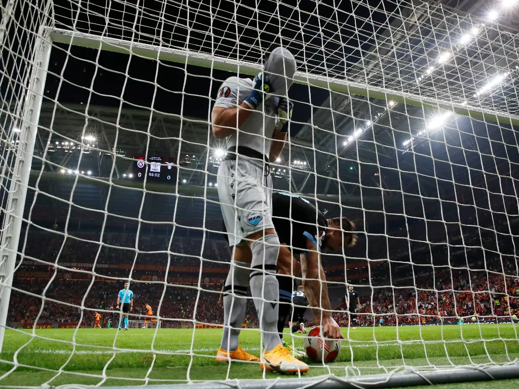 Ekspresi kiper Lazio, Thomas Strakosha usai bikin gol bunuh diri. (photo/REUTERS/MURAD SEZER)