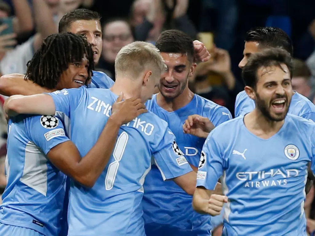 Para pemain Manchester City merayakan gol yang dicetak Nathan Ake (kiri) pada babak penyisihan Liga Campions, Kamis (16/9/2021). ( REUTERS/Craig Brough)