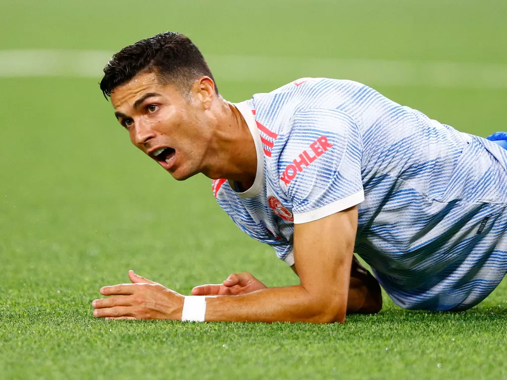 Cristiano Ronaldo terjatuh saat laga MU melawan Young Boys (REUTERS/Arnd Wiegmann)
