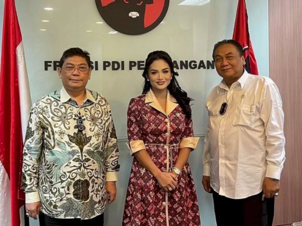 Krisdayanti bersama Ketua Fraksi PDI Perjuangan DPR Utut Adianto dan Sekretaris Fraksi PDIP di DPR Bambang Wuryanto. (Instagram/@krisdayantilemos)