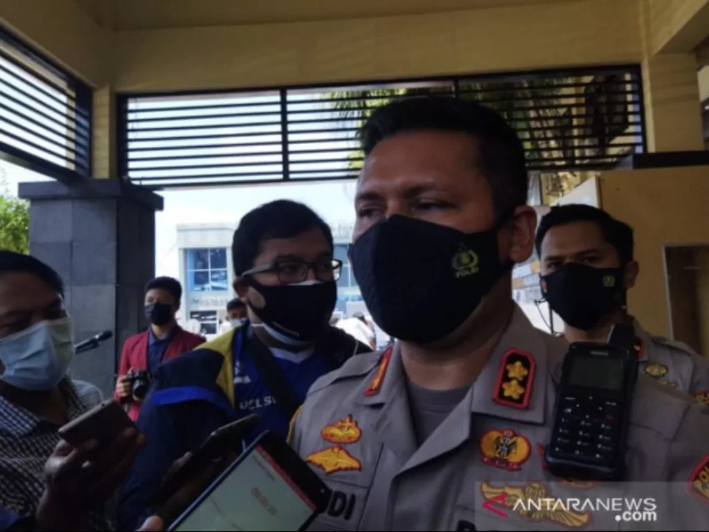 Kapolresta Malang Kota AKBP Budi Hermanto pada saat memberikan keterangan kepada wartawan. (ANTARA/Vicki Febrianto)