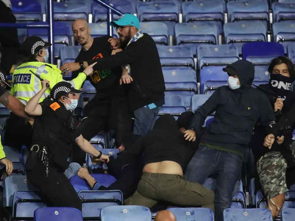 Polisi berusaha mengendalikan suporter Napoli yang rusuh di laga melawan Leicester City (REUTERS/Carl Recine)