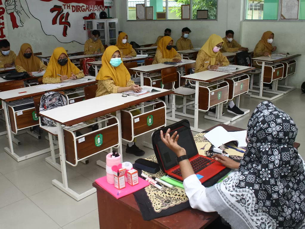Seorang guru mengajar siswa saat Pembelajaran Tatap Muka (PTM) di SMAN 3, Pontianak, Kalimantan Barat, Rabu (15/9/2021). (ANTARA FOTO/Jessica Helena Wuysang).
