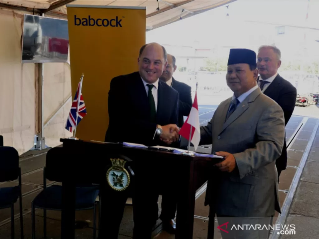  Menteri Pertahanan Inggris Ben Wallace (kiri) dan Menteri Pertahanan RI Prabowo Subianto (kanan) berjabat tangan usai penandatanganan perjanjian kerja sama antara perusahaan pertahanan Inggris, Babcock, dan PT PAL di London, Inggris, Kamis (16/9/2021). (