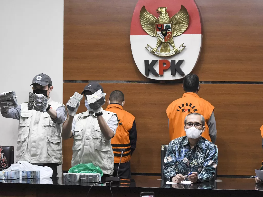 Konferens pers OTT KPK di Kalsel (ANTARA FOTO/Fakhri Hermansyah)