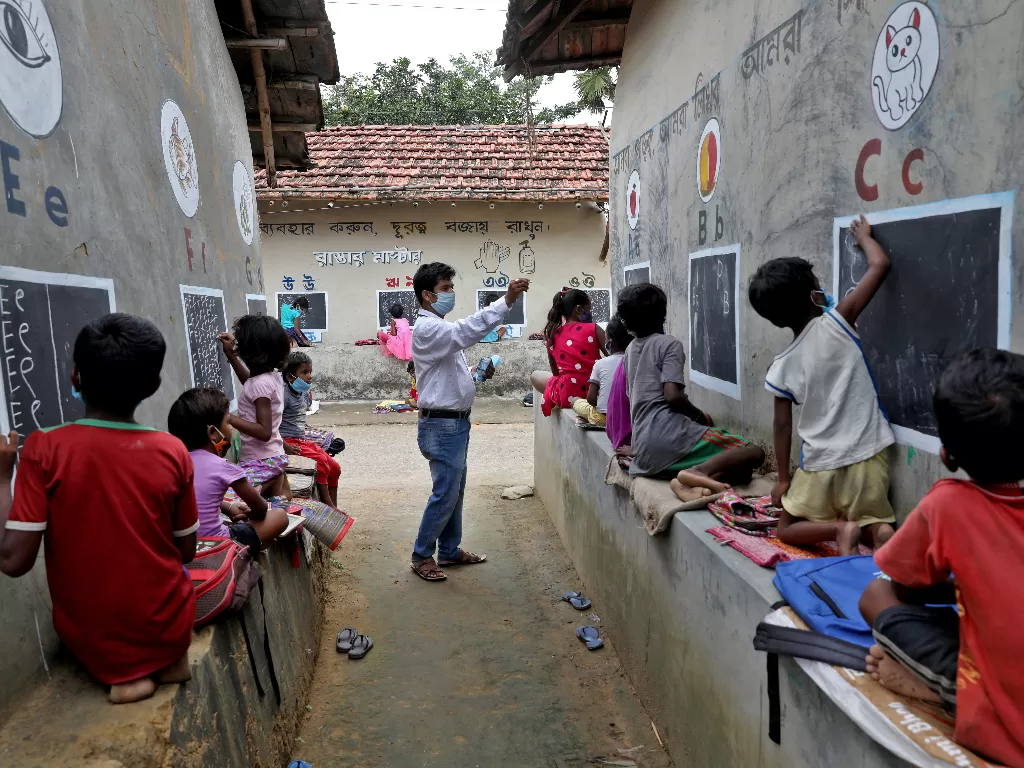 Guru India mengajar murid di jalanan (REUTERS/Rupak De Chowdhuri)