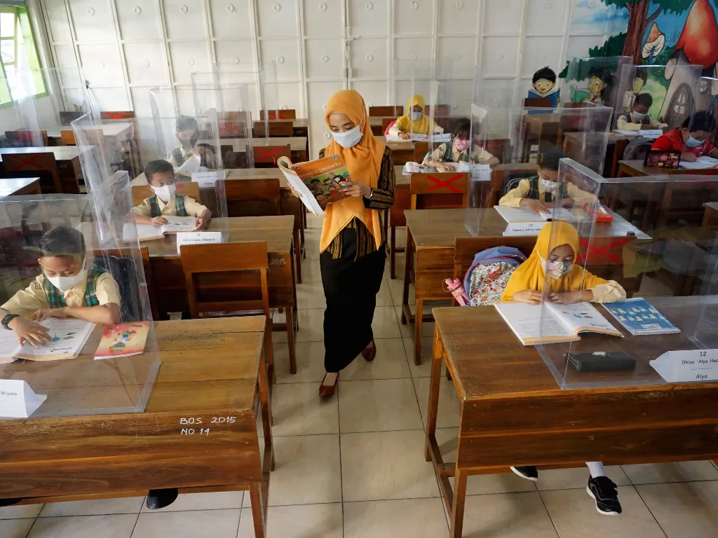 Siswa mengikuti pembelajaran tatap muka terbatas (PTMT) di SDN 1 Kampungdalem, Tulungagung, Jawa Timur, Kamis (9/9/2021). (photo/ANTARA FOTO/Destyan Sujarwoko/ilustrasi)
