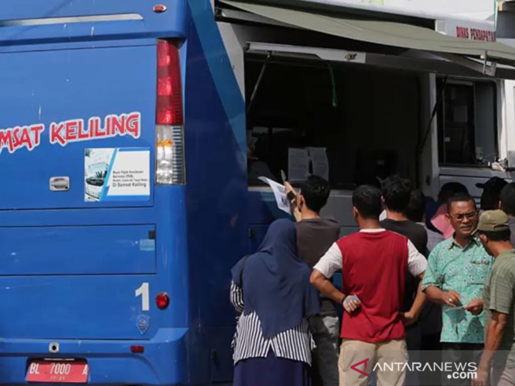 Warga antre mengurus pembayaran pajak kendaraan bermotor pada mobil layanan keliling di Banda Aceh. ANTARA/Irwansyah Putra (ANTARA/HO)