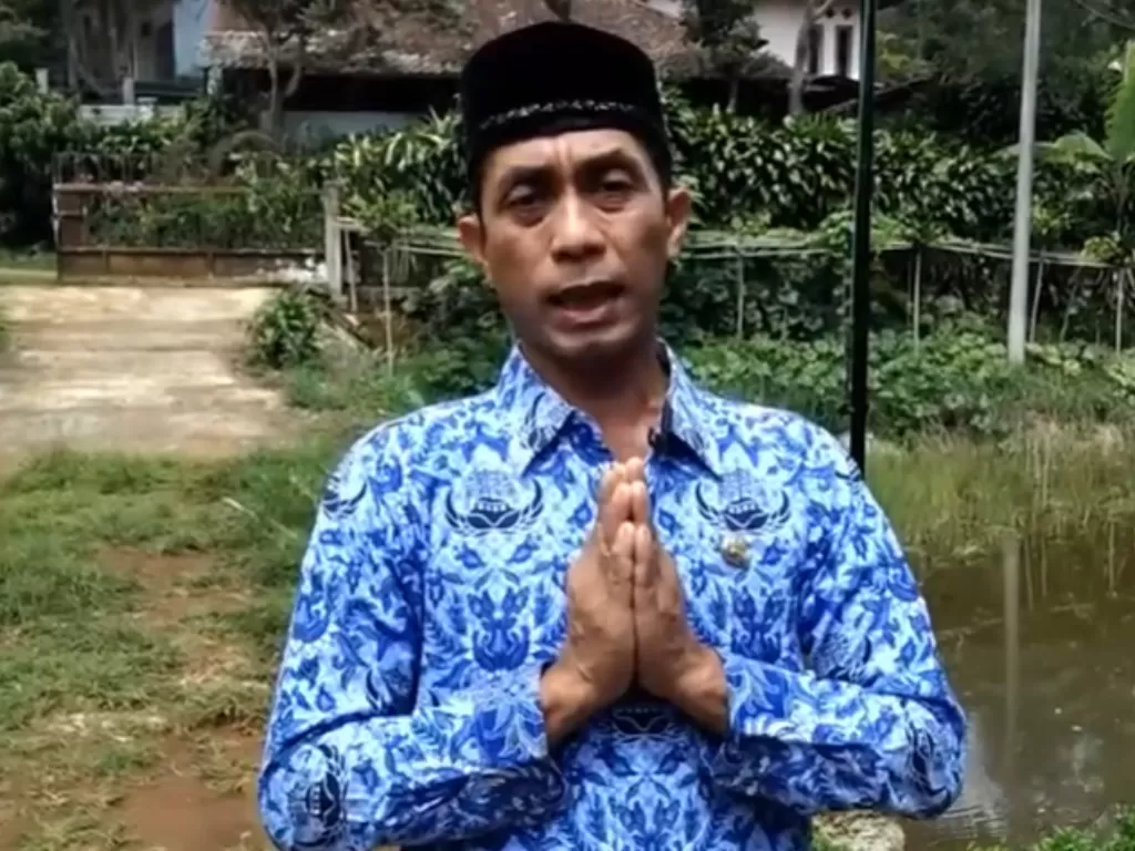 Zaizal Zainal, ASN di Sukabumi yang bawa pistol saat bertugas. (YouTube)