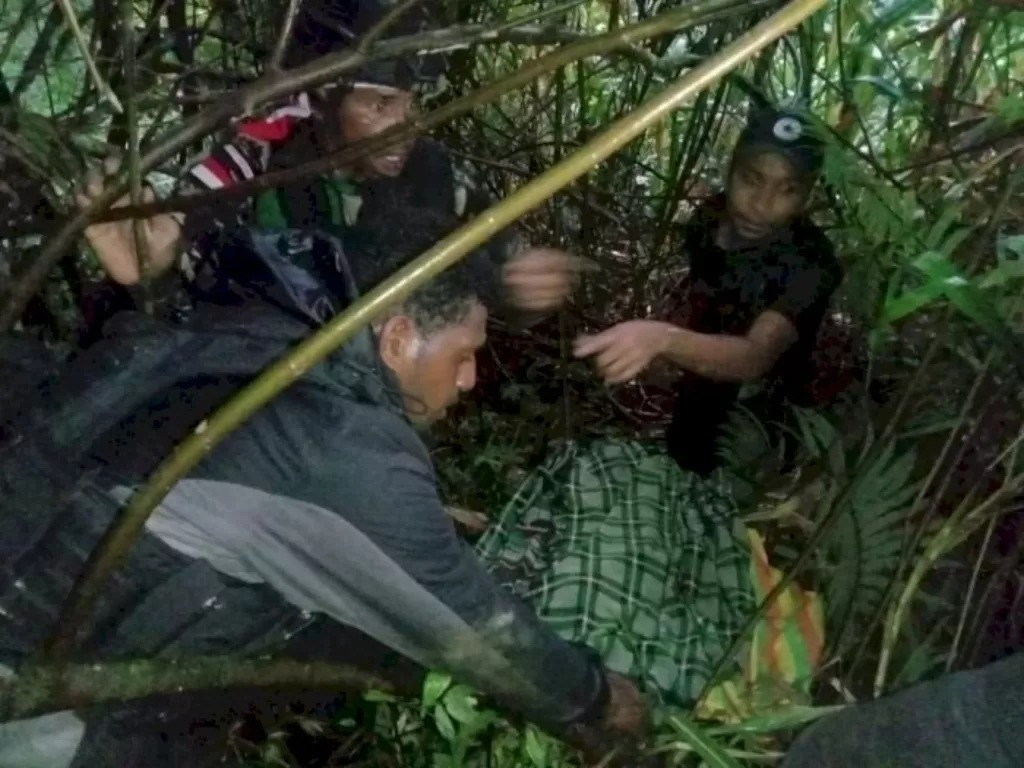 Penemuan dua nakes yang hilang setelah teror KKB di Papua (Foto-foto dok Humas Polda Papua.)
