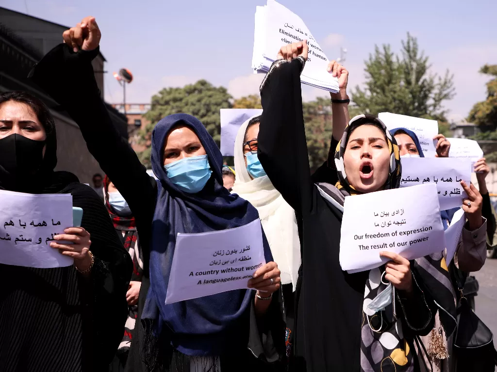 Pembela hak-hak perempuan Afghanistan dan aktivis sipil protes untuk menyerukan kepada Taliban untuk pelestarian prestasi dan pendidikan mereka, di depan istana kepresidenan di Kabul, Afghanistan 3 September 2021. (REUTERS/Stringer)