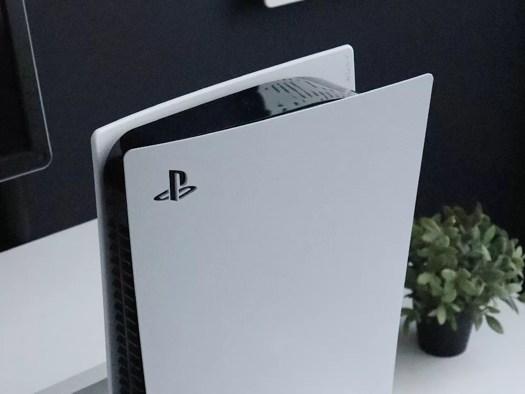Tampilan console PlayStation 5 terbaru besutan Sony (photo/Unsplash/Dennis Cortes)