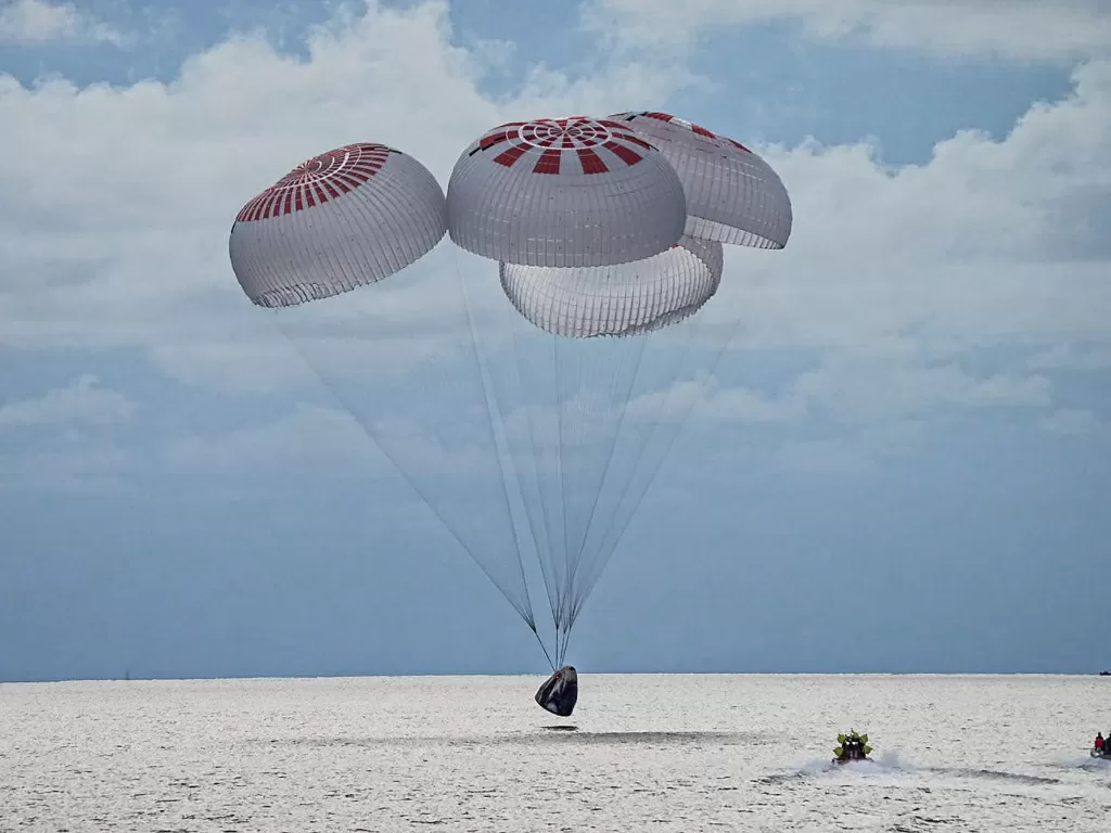 Kapsul Crew Dragon Resilience saat kembali ke Bumi dengan selamat (photo/REUTERS/SpaceX)