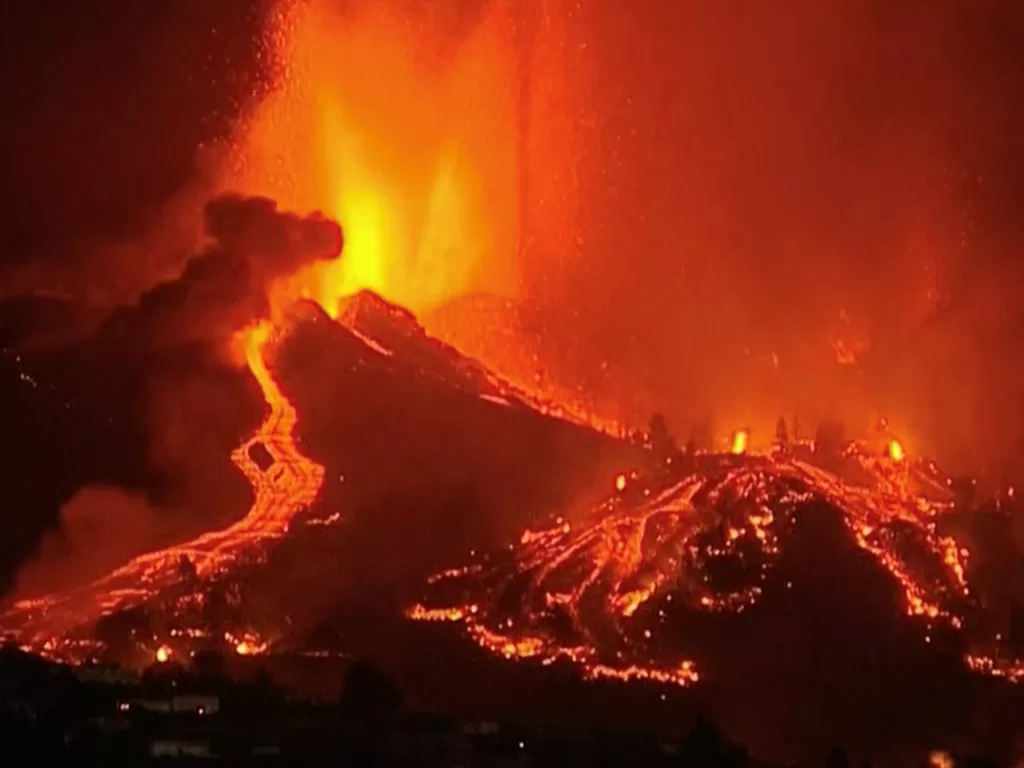 Semburan lava gunung berapi di Pulau Canary (REUTERS/Borja Suarez)