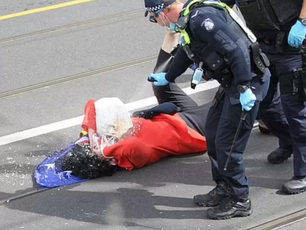 Seorang wanita tua dapat serangan oleh oknum polisi Melbourne. (Daily Mail)