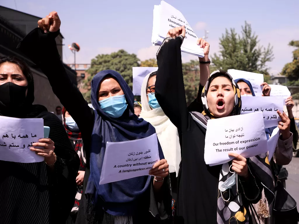 Perempuan Afghanistan menggelar aksi demonstrasi menuntut partisipasi di sektor publik, ibu kota Kabul, Jumat, 3 September 2021. (REUTERS/Stringer)