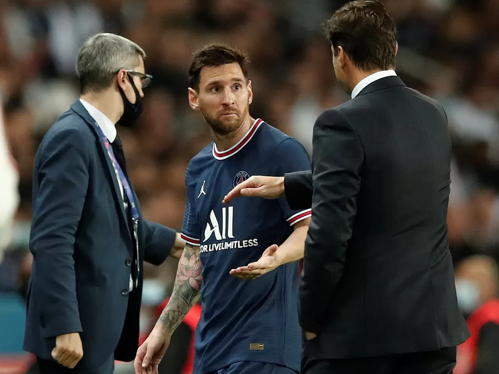 Lionel Messi bingung saat ditarik keluar di laga PSG vs Lyon (REUTERS/Benoit Tessier)