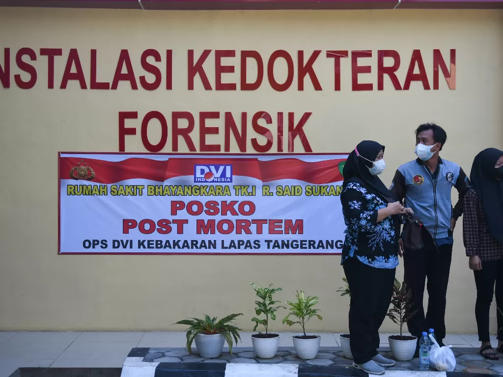 Keluarga korban kebakaran lapas kelas 1 Tangerang menunggu hasil identifikasi dari Tim DVI Polri di RS Polri, Kramat Jati, di Jakarta. (ANTARA FOTO/Galih Pradipta).