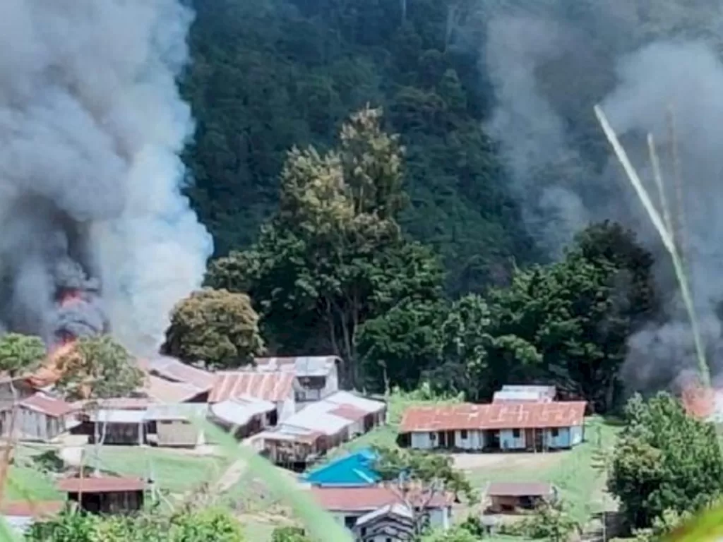 Teroris KKB membakar sejumlah fasilitas umum di Kiwirok, Kabupaten Pegunungan Bintang. (ANTARA)